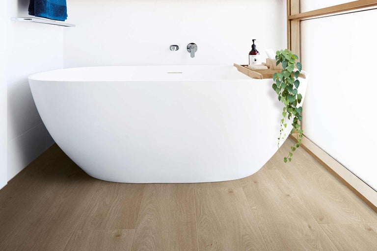 Modernes Badezimmer mit freistehender Badewanne, Holzboden und minimalistischem Design.