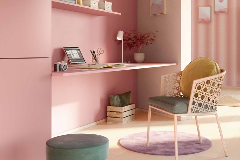 Ein Arbeitszimmer mit Schreibtisch, Stuhl, Lampe und Dekorationen.