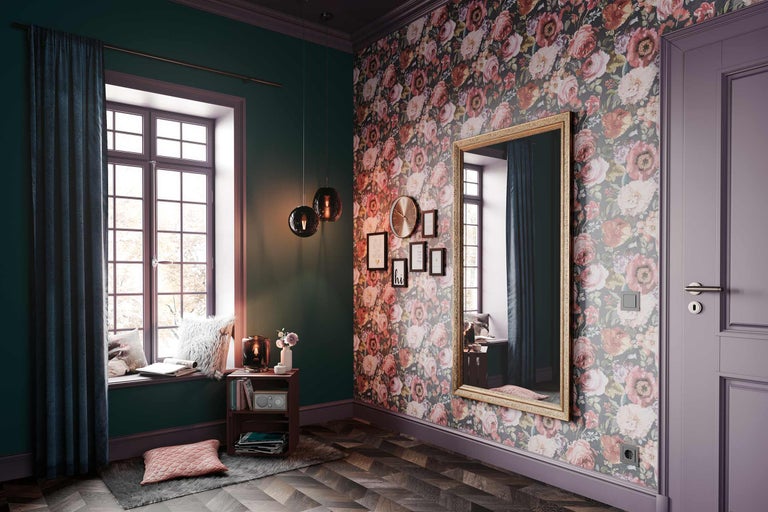 Salon décoratif avec papier peint à fleurs, miroir et fenêtre
