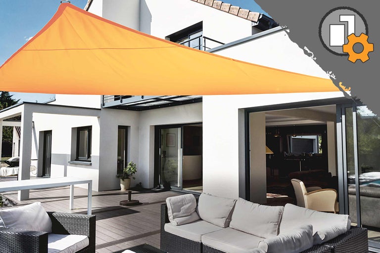 Terrasse avec voile d'ombrage, mobilier de jardin et maison moderne
