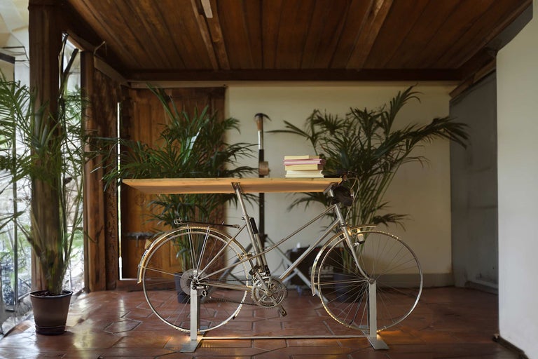 Bureau pour vélo avec plateau en bois dans un environnement lumineux et convivial