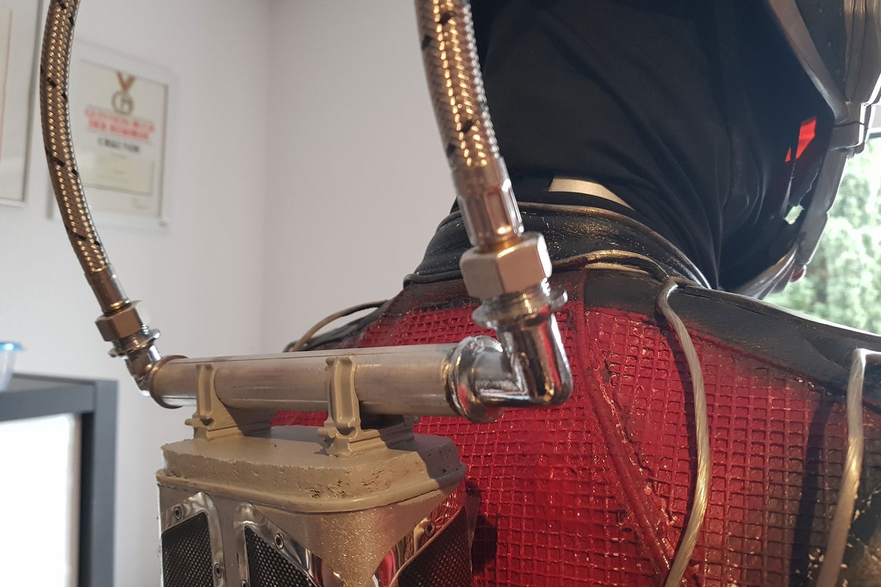 Vue détaillée d'un costume avec des tuyaux et des raccords