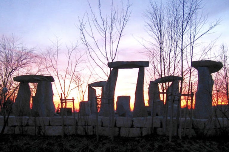 Formations rocheuses dans le jardin au coucher du soleil