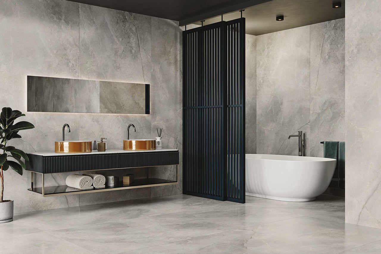 Salle de bains moderne avec meuble-lavabo double vasque, baignoire îlot et porte coulissante