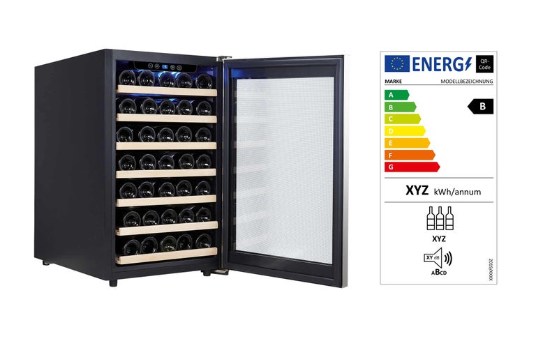 Weinlagerschrank mit geöffneter Tür und Energieeffizienzlabel