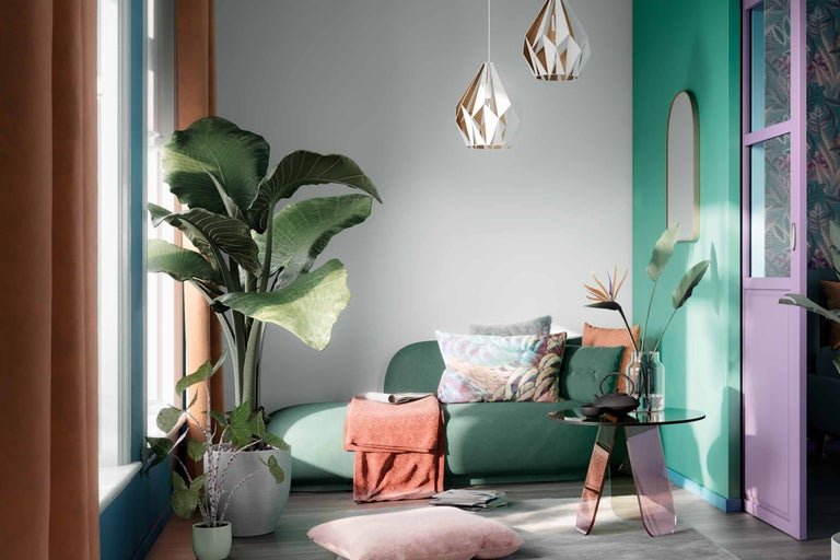 Wohnzimmer mit grüner Couch, Zimmerpflanzen, geometrischen Lampen und rundem Beistelltisch