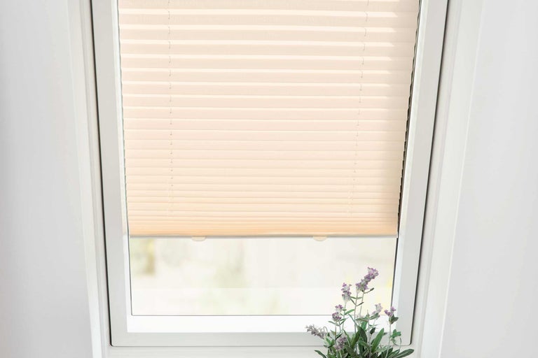 Dachfenster mit Faltrollo zur Verdunkelung