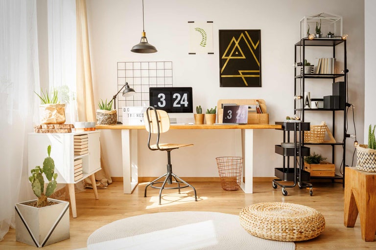 Bureau lumineux avec bureau, chaise, étagères et plantes d'intérieur pour une atmosphère agréable.