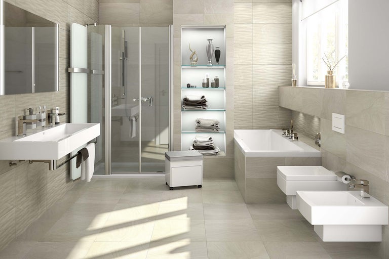 Helles Badezimmer mit Dusche, Badewanne, Waschbecken und Bidet