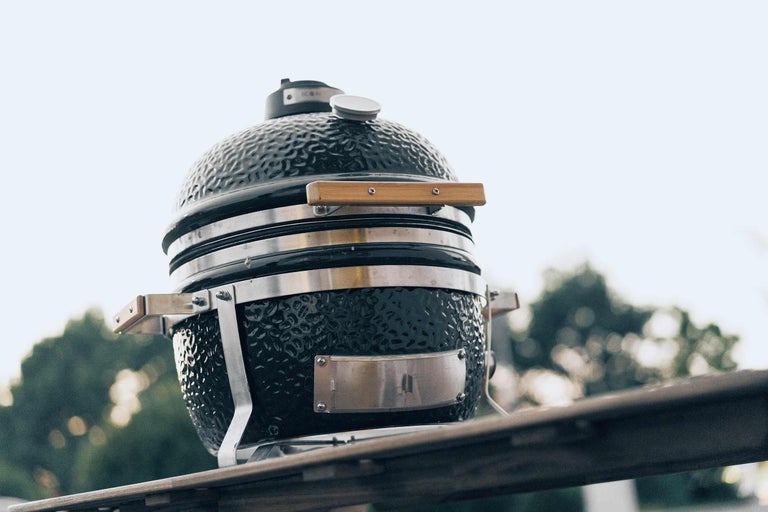 Barbecue en céramique avec poignées en bois