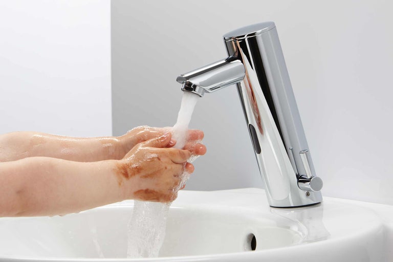 Robinet de lavabo avec capteur et mains sous l'eau courante