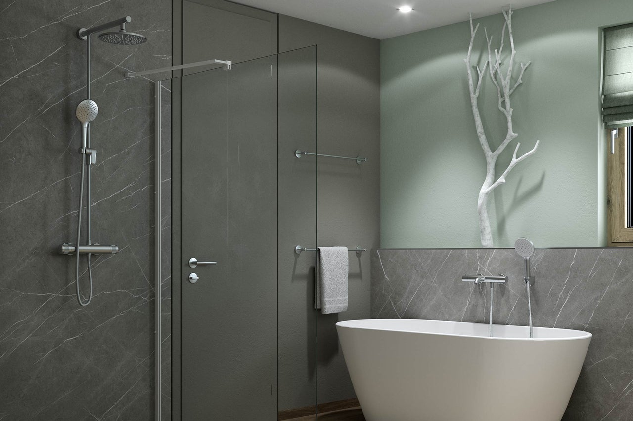 Badezimmer mit Dusche, Badewanne und Handtuchhalter für eine stilvolle Einrichtung.