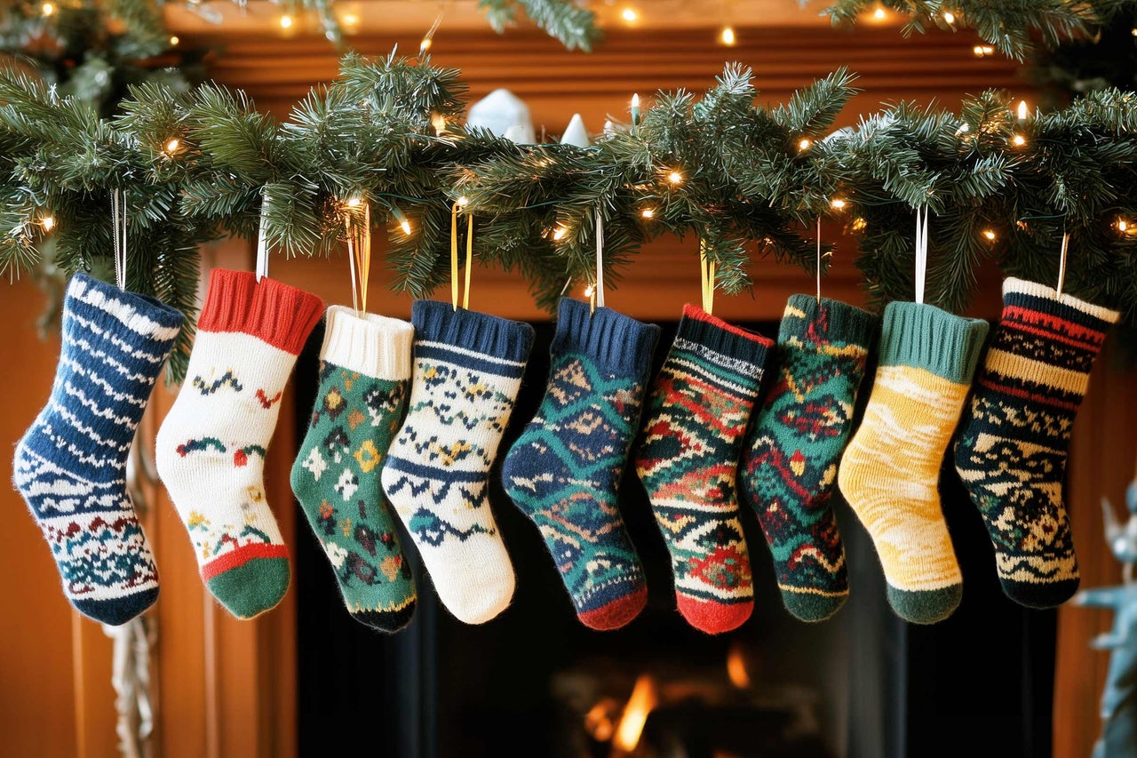 Cheminée décorative avec guirlande de Noël et bas brodés pour une ambiance festive