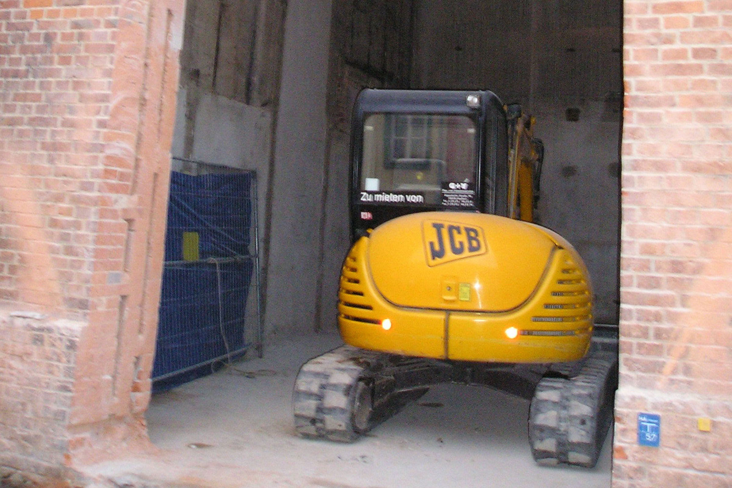 Logo JCB sur une pelle mécanique
