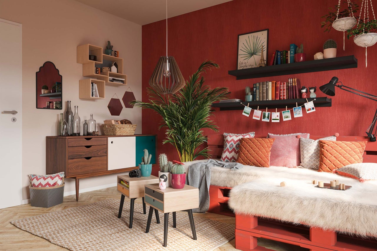 Salon avec buffet, étagères murales, plantes d'intérieur, meubles en palettes et accessoires décoratifs pour une atmosphère chaleureuse