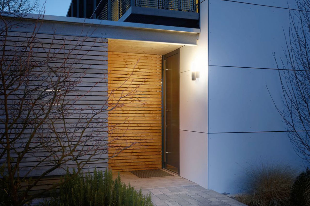 Façade de maison moderne avec revêtement en bois et éclairage extérieur