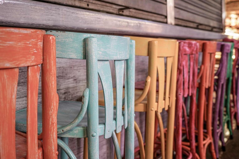 Plusieurs chaises en bois alignées