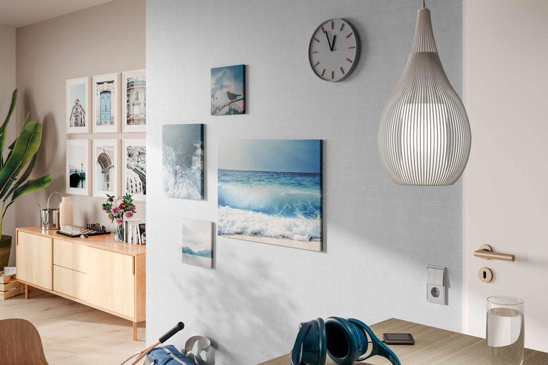 Pièce à vivre avec des éléments décoratifs tels que des tableaux muraux, une horloge et une lampe