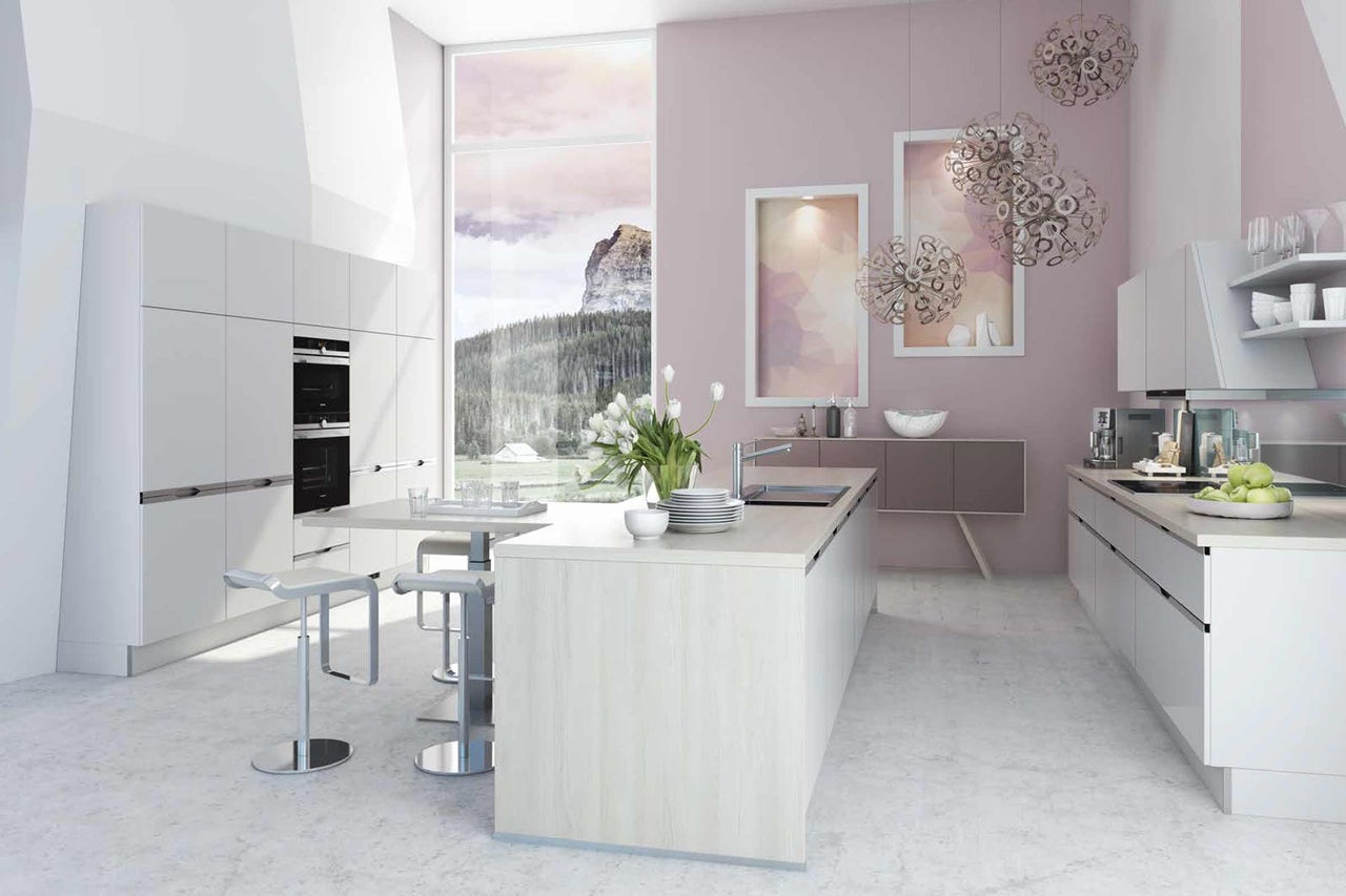 Cuisine claire avec îlot de cuisson, table à manger et suspensions modernes