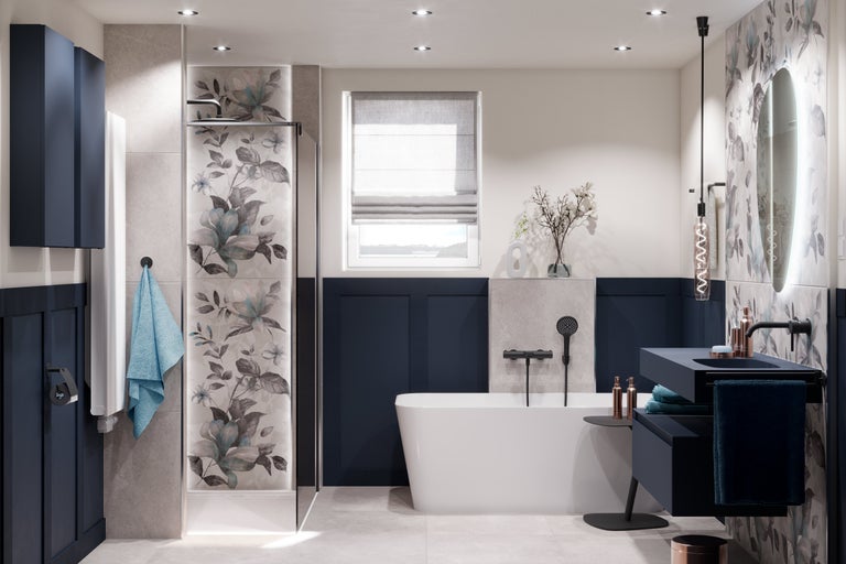 Helles Badezimmer mit Badewanne, Dusche, Waschtisch und floralen Akzenten