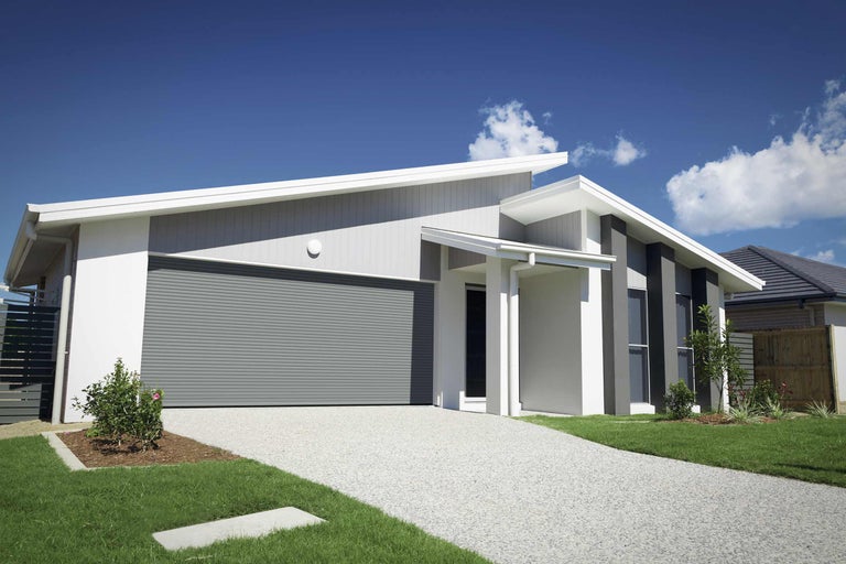 Modernes Einfamilienhaus mit grauer Garagentorrolllade