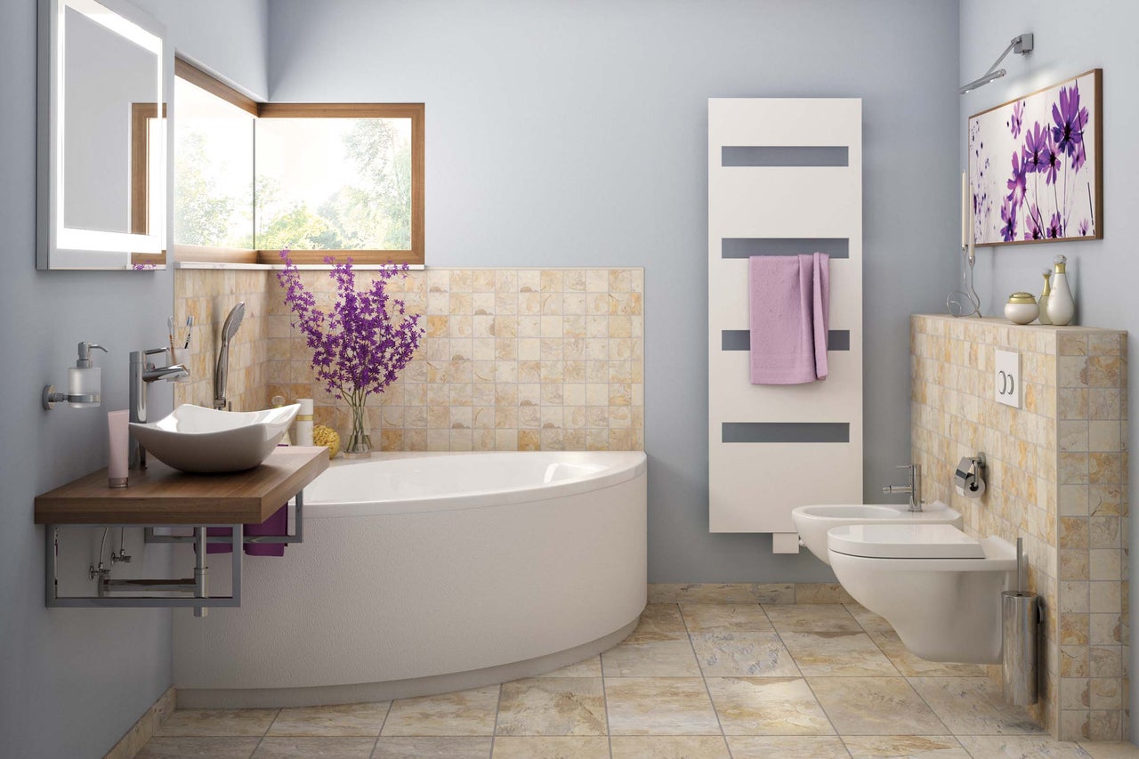 Badezimmer mit Badewanne, Waschtisch, Handtuchwärmer und Toilette