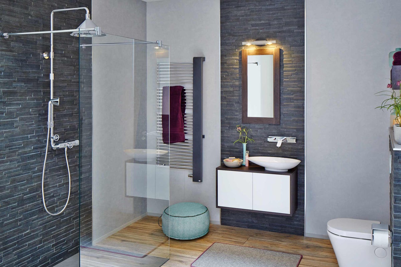 Salle de bains moderne avec douche, lavabo et sèche-serviettes