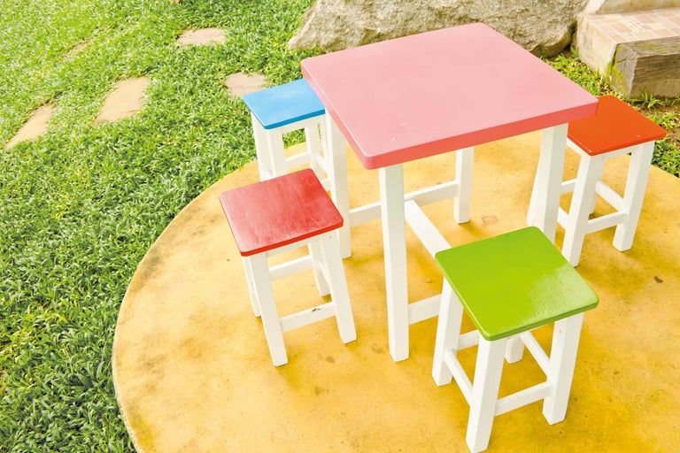 Kindersitzgruppe mit quadratischem Tisch und vier Stühlen im Garten