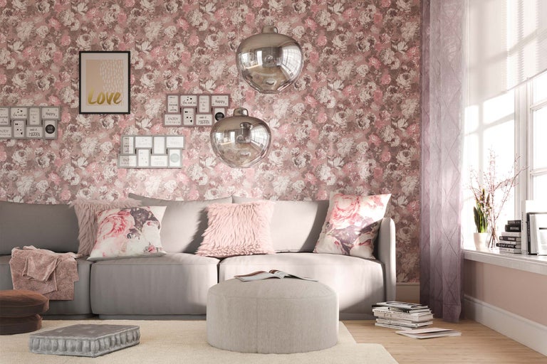 Wohnzimmer mit grauer Couch, Pouf, Blumendekoration und Blumentapete