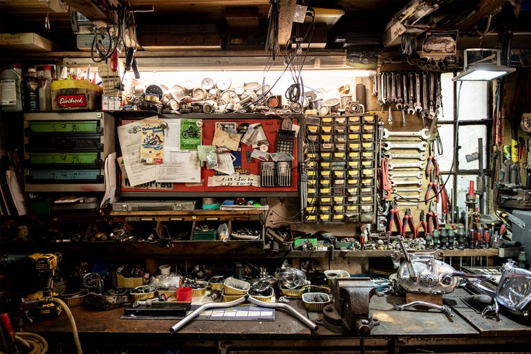 Établi avec outils et accessoires dans un atelier