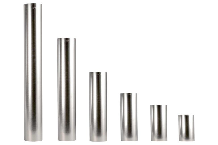 Tubes en acier inoxydable de différentes longueurs alignés