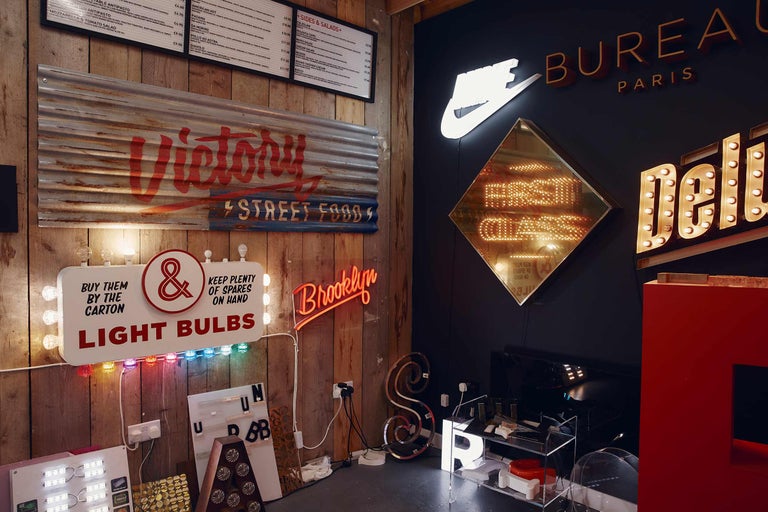 Vue intérieure avec des enseignes lumineuses et des panneaux décoratifs