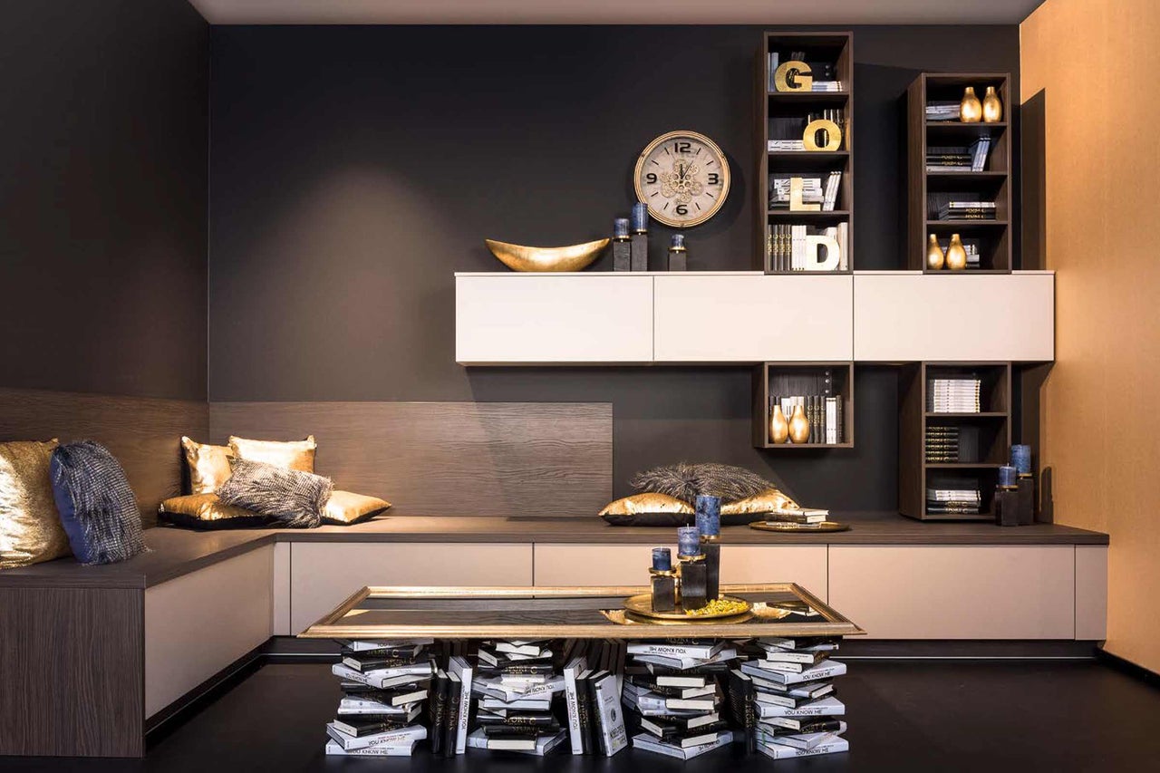 Salon avec bibliothèques, horloge murale et table décorative