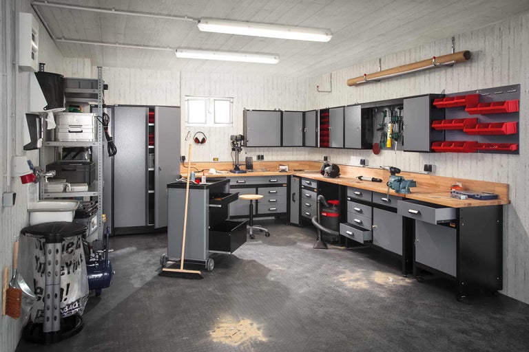 Atelier avec établi, armoires à outils et servante d'atelier pour le rangement des outils
