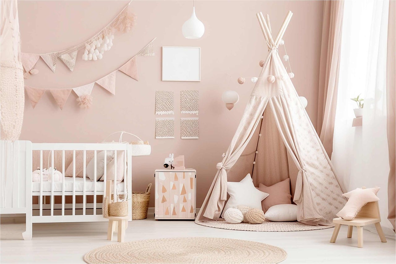 Chambre de bébé avec lit d'enfant, tente de jeu et décorations