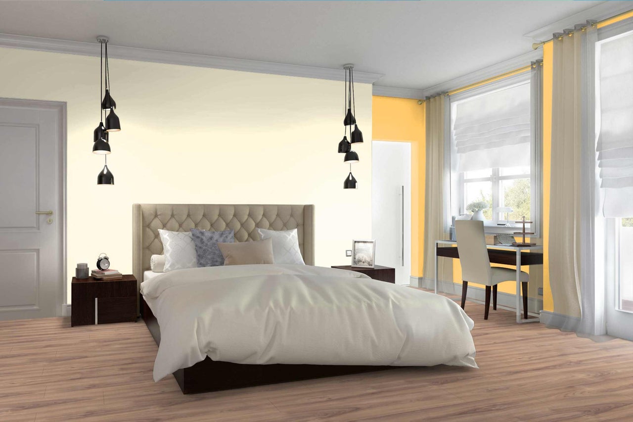 Chambre lumineuse avec lit, bureau et suspensions