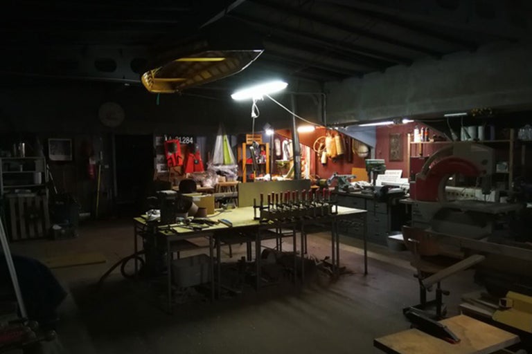 Atelier avec outils, établi et matériel pour le travail du bois