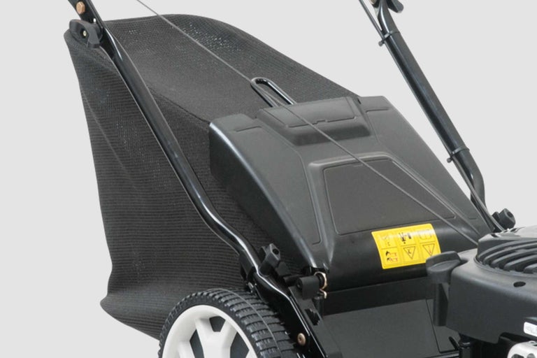 Vue détaillée d'une tondeuse à gazon avec bac de ramassage.