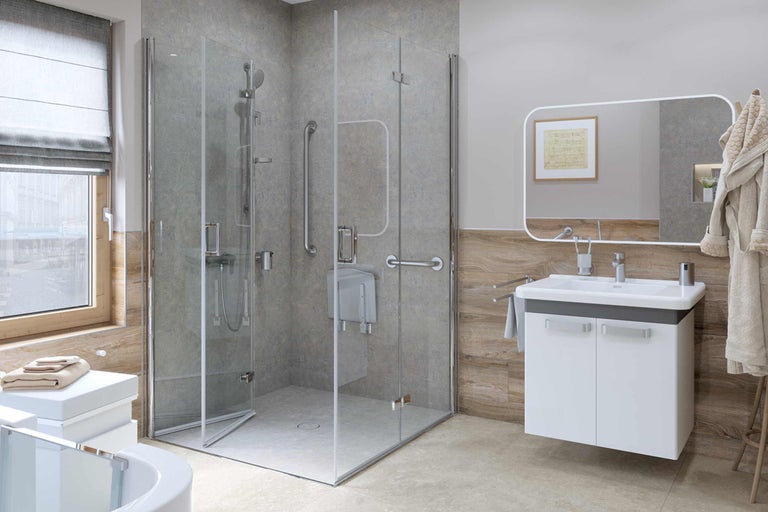Salle de bains lumineuse avec douche à l'italienne, meuble sous-lavabo et miroir
