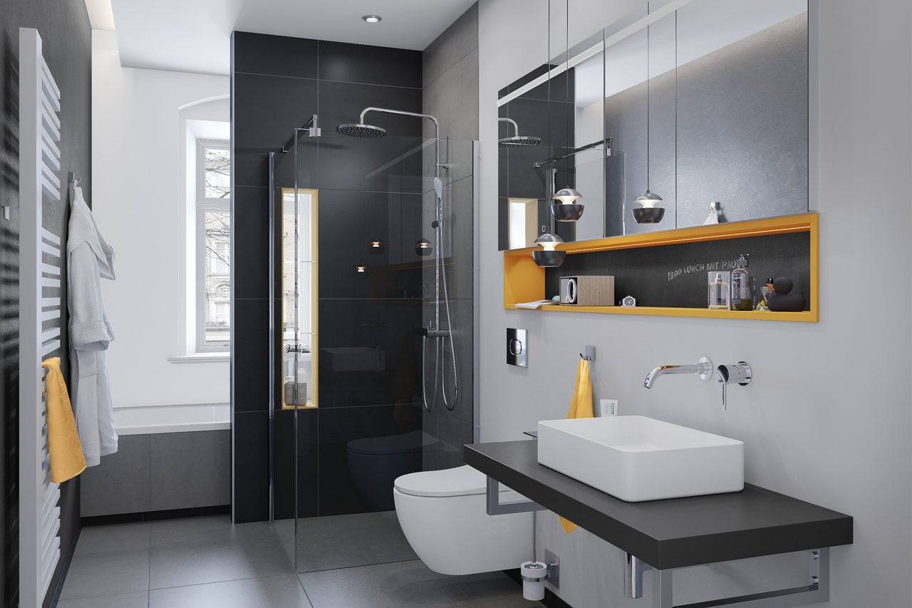 Salle de bain lumineuse avec douche, toilettes, lavabo et sèche-serviettes