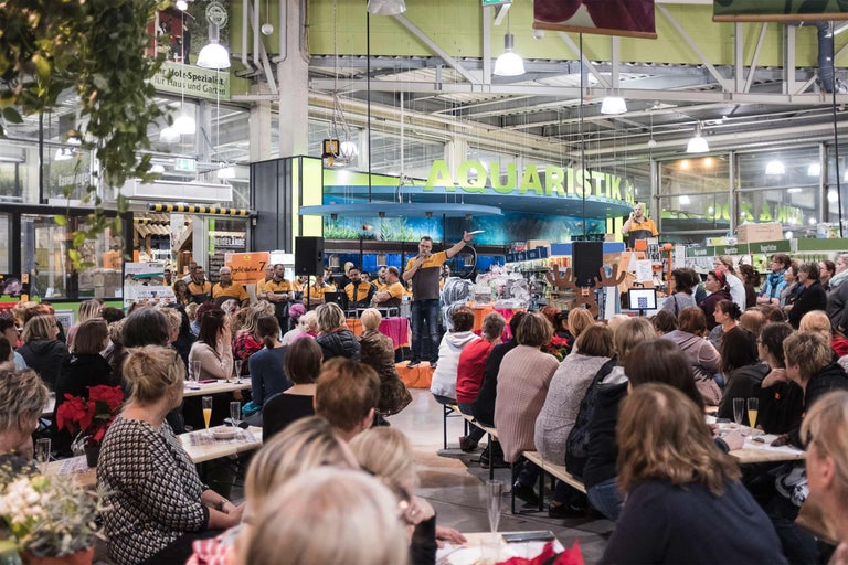 Veranstaltung in einem Hornbach Markt mit Publikum und Bühne im Bereich Aquaristik.