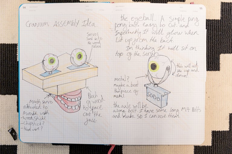 Croquis d'un projet d'assemblage de crâne dans un carnet avec des idées et des notes