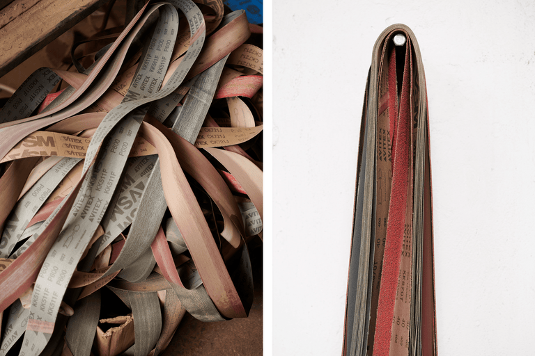 Gros plan de bandes abrasives de différents grains, utilisées pour poncer et polir les surfaces.