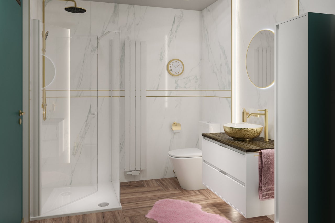 Modernes Badezimmer mit Marmoroptik-Wandfliesen, Boden in Holzoptik, Glasdusche mit Goldarmaturen und weißem Waschtisch mit goldenem Aufsatzbecken.