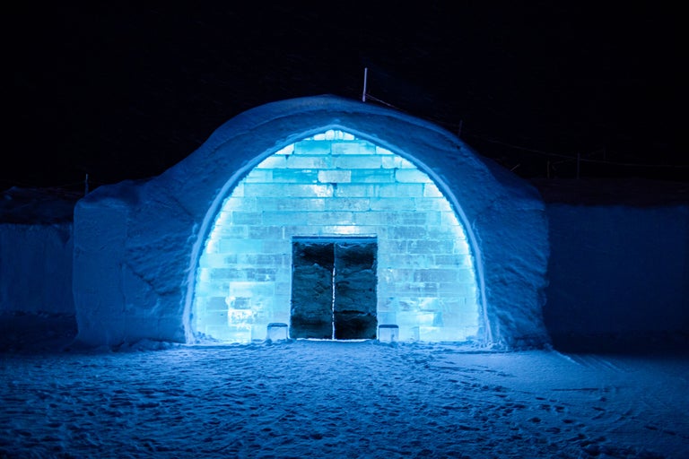 Entrée d'un bâtiment fait de blocs de glace