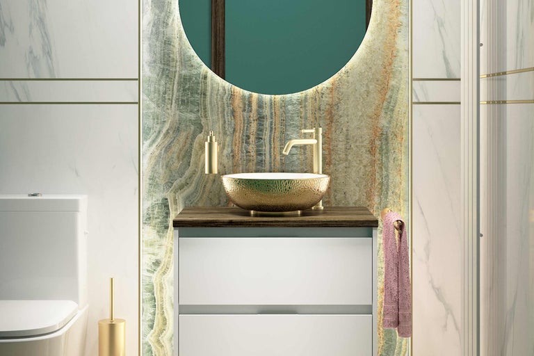 Salle de bain moderne avec meuble sous-vasque, vasque à poser, miroir et WC