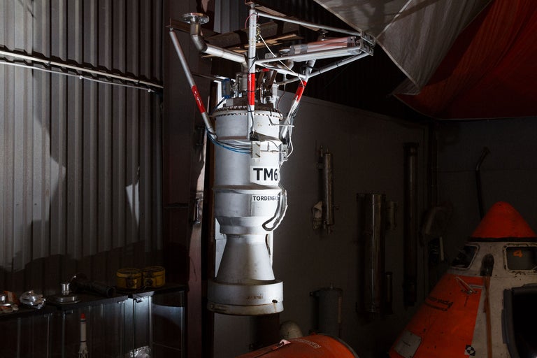 Une maquette de fusée est suspendue dans une pièce.