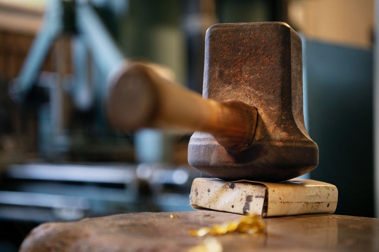 Marteau avec manche en bois sur un support