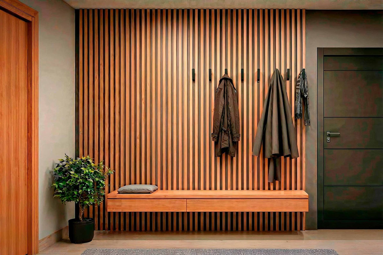 Flur mit Holzpaneelwand, Bank und Kleiderhaken