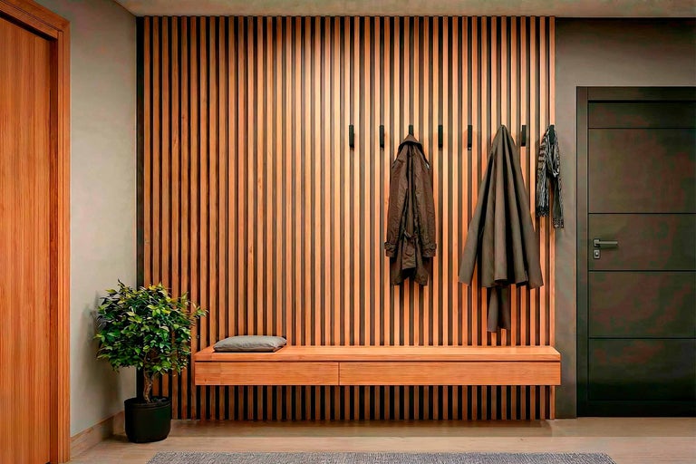 Flur mit Holzpaneelwand, Bank und Kleiderhaken